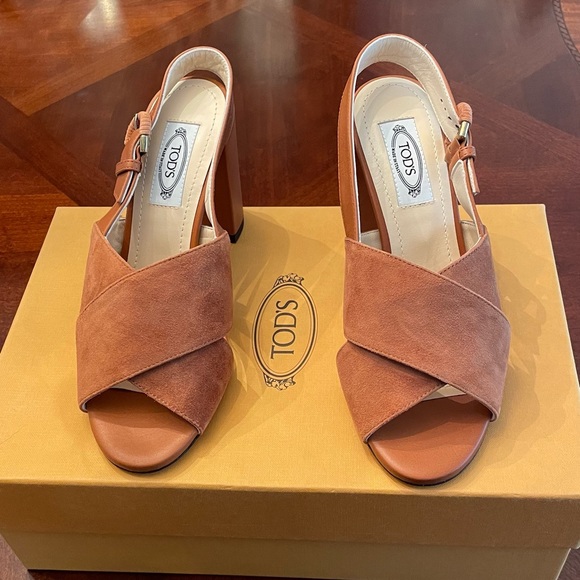 Tod’s Fascia block heel leather upper, lining, and sole sandals - Picture 8 of 12